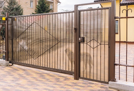 Купить ворота из профлиста с элементами ковки, с металлическими столбами в рамке или под дерево в Чистополе от 154170 руб